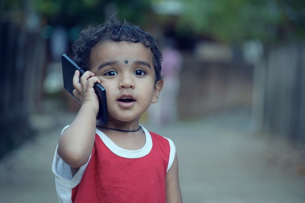 COMO O USO DO CELULAR AFETA SEUS FILHOS